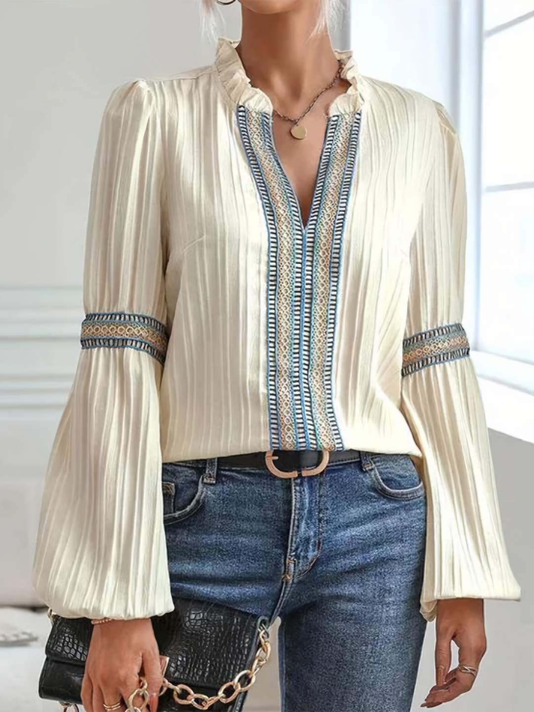 Stilla | Spidsbluse med feminine detaljer