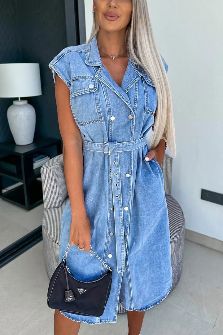 Stilla | Denim Kjole Med Dobbelt Knaplukning og Korte Ærmer