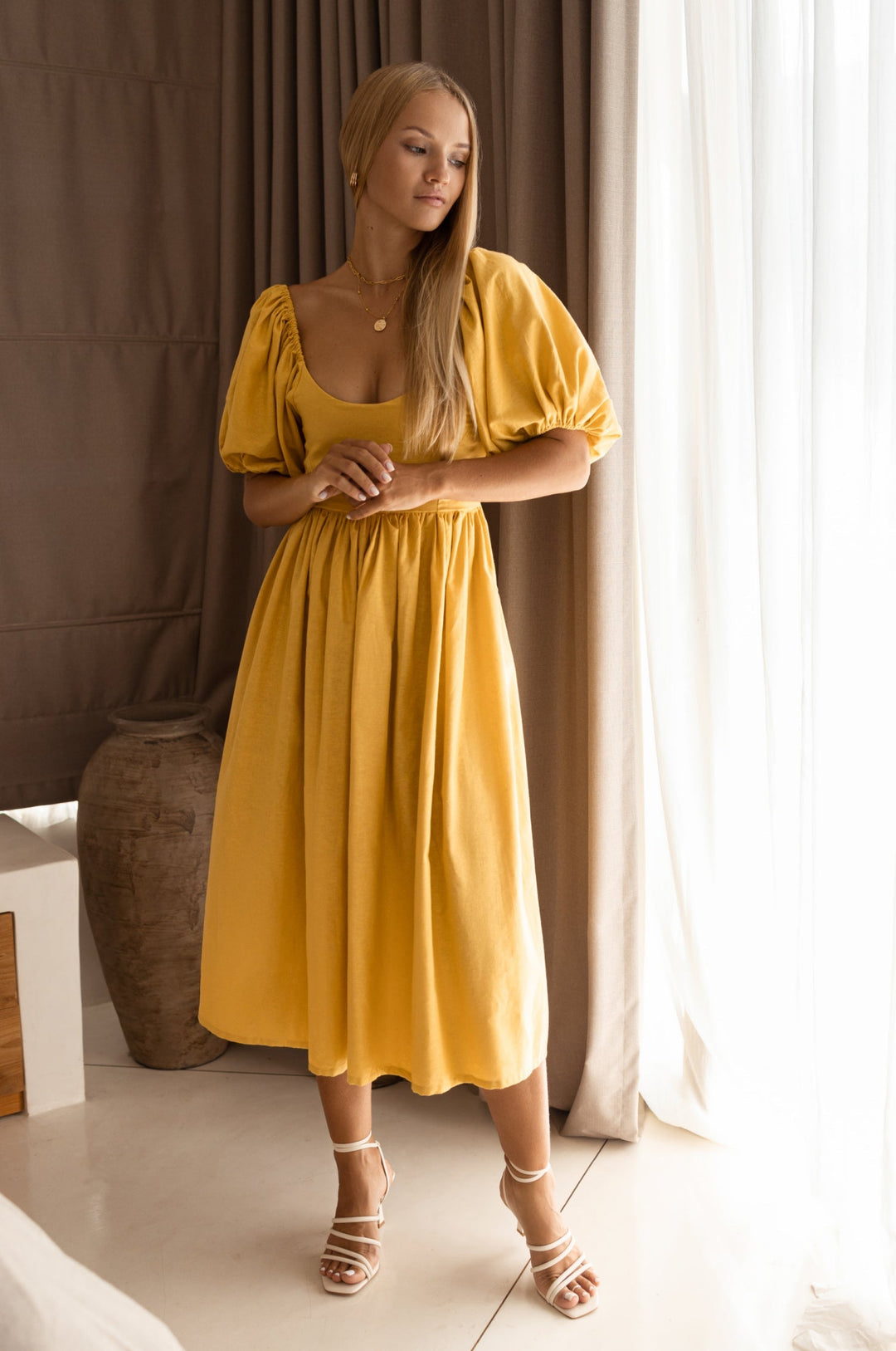 Stilla | Elegante Midikjole Med Puffærmer
