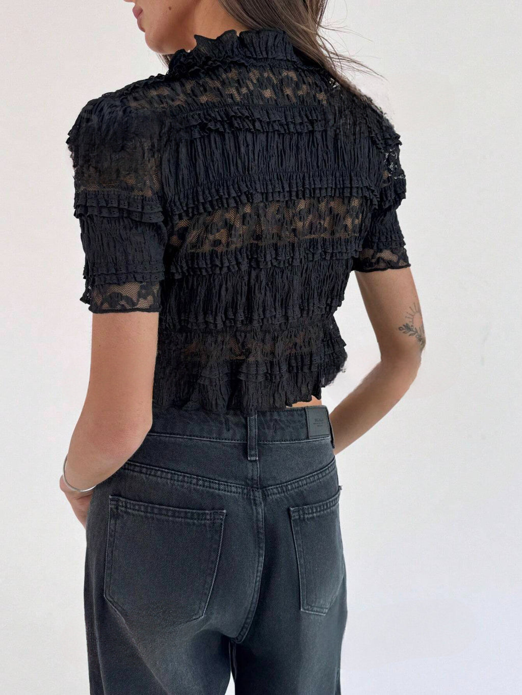 Stilla | Elegant top med halvtransparent spidsbeklædning og flæser