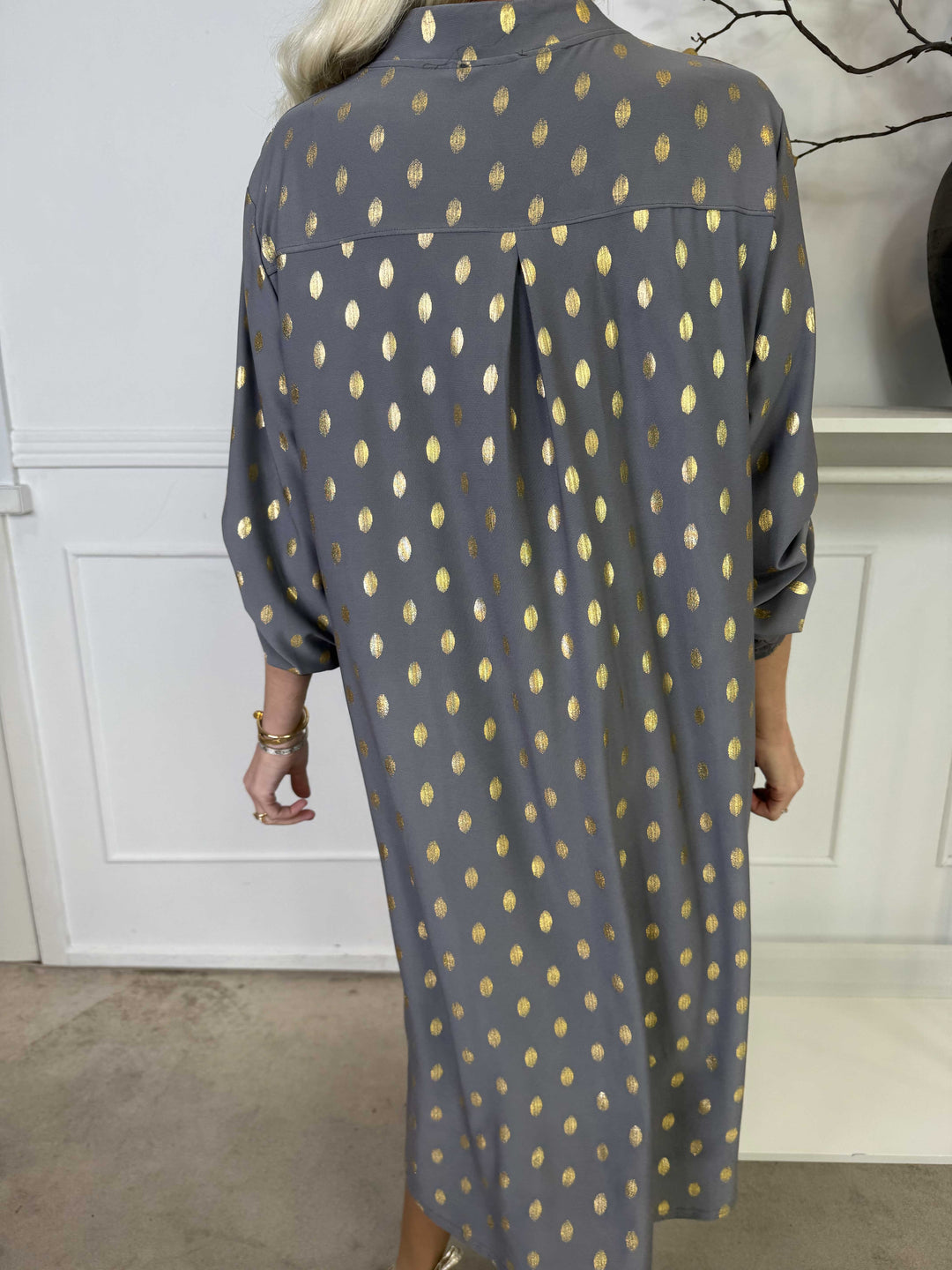 Stilla | Langt Elastisk Kjole Med Guldprint