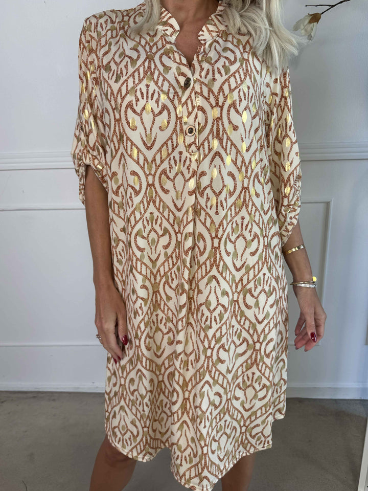 Stilla | Boho Maxikjole Med Gulddetaljer