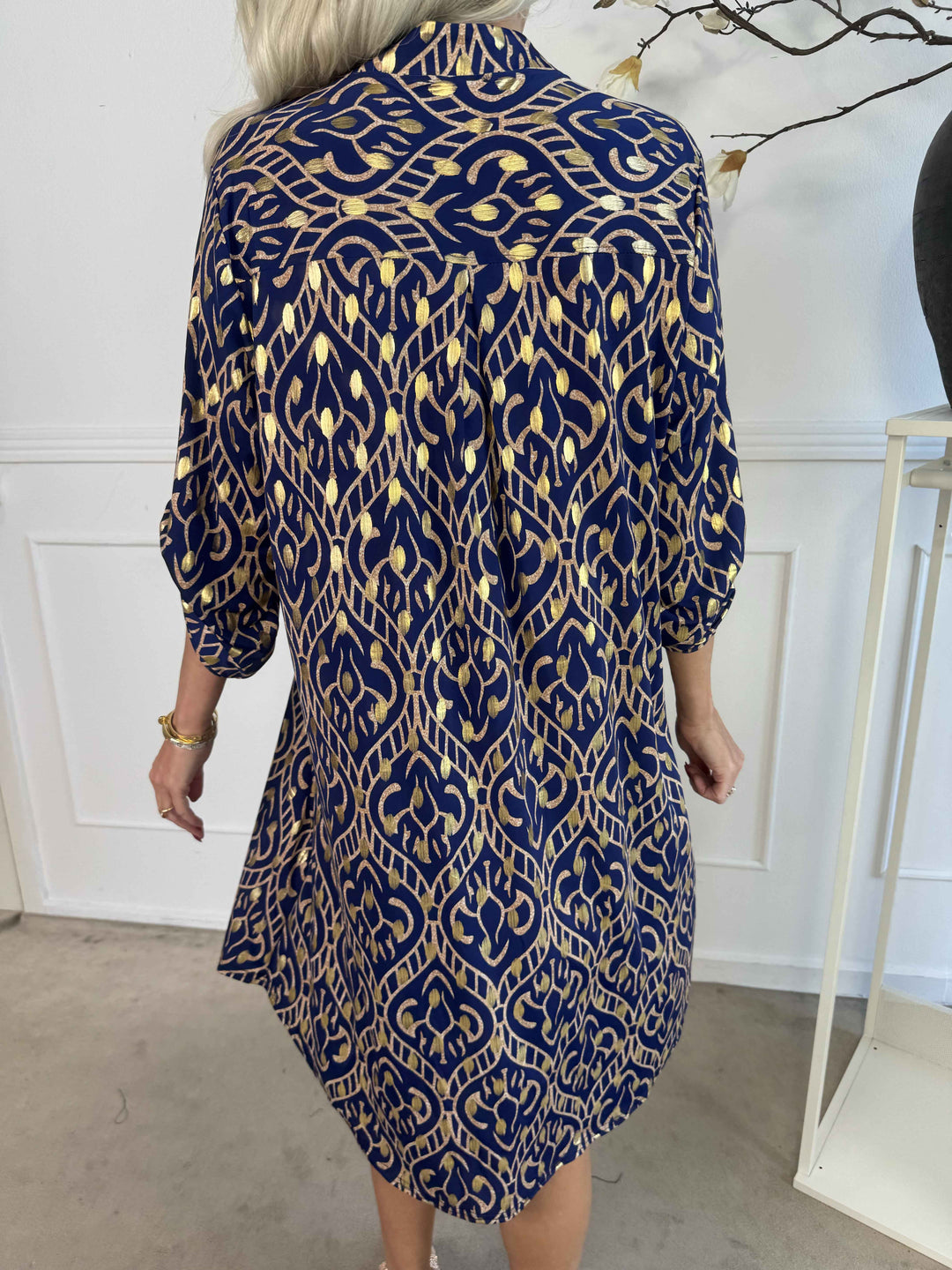 Stilla | Boho Maxikjole Med Gulddetaljer