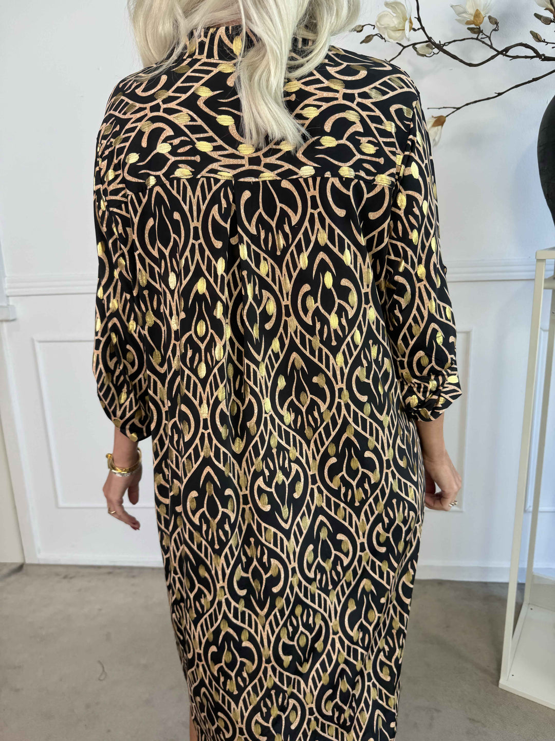 Stilla | Boho Maxikjole Med Gulddetaljer