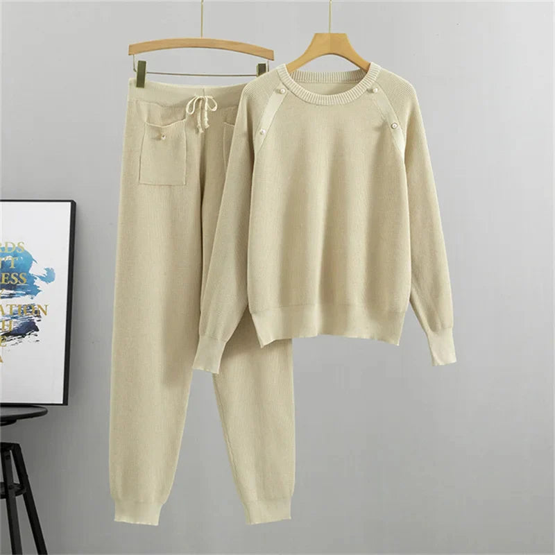 Stilla | Strik-Loungewear Sæt med Perleaccentuer