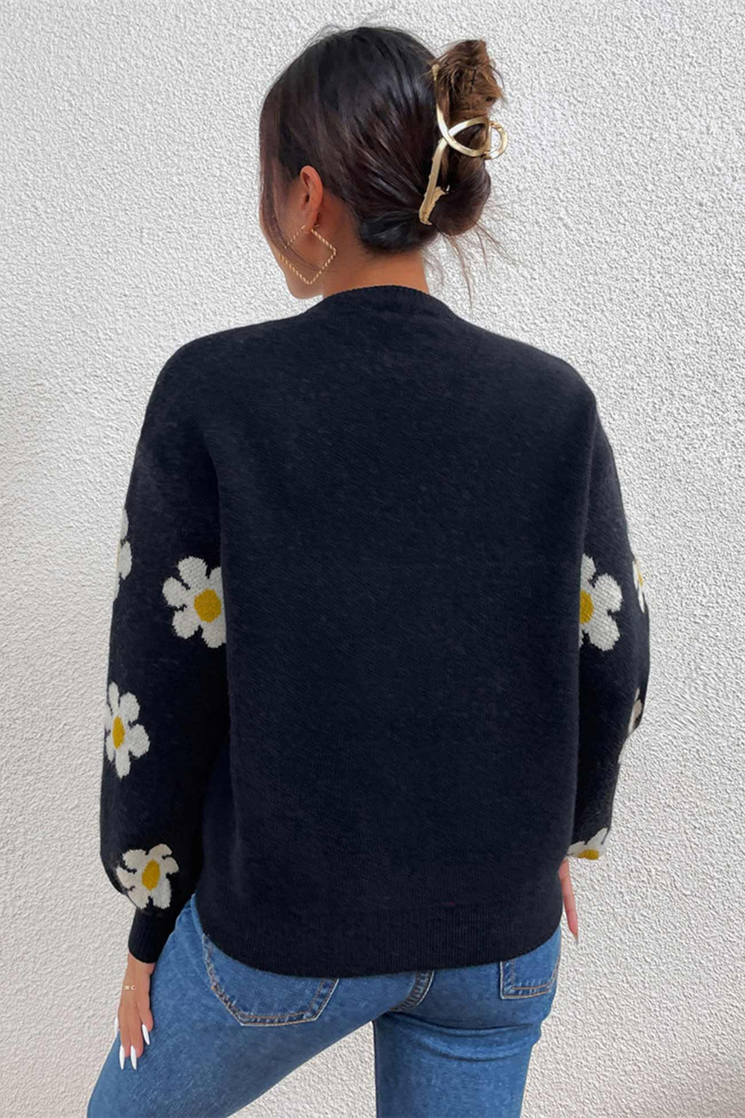 Stilla | Pullover med floral broderi og rund halsudskæring