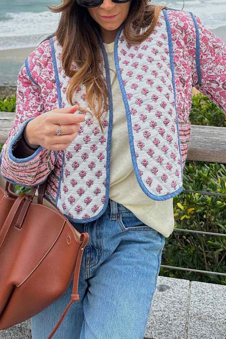 Stilla | Vendbar Jakke Med Åben Forkant og Blomsterprint