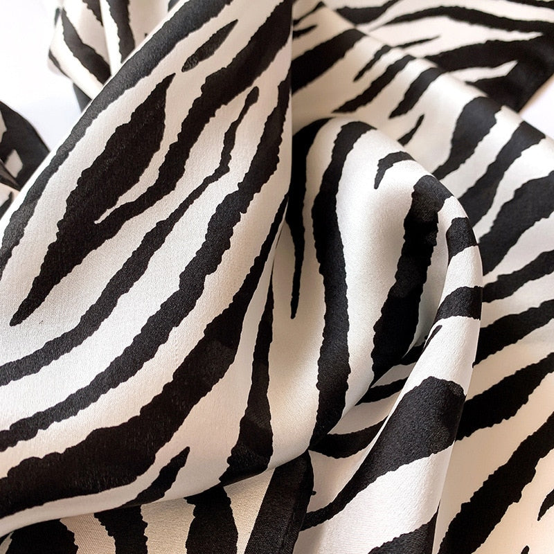 Stilla | 100% Silke Square Med Zebra Dekoration Til Kvinder
