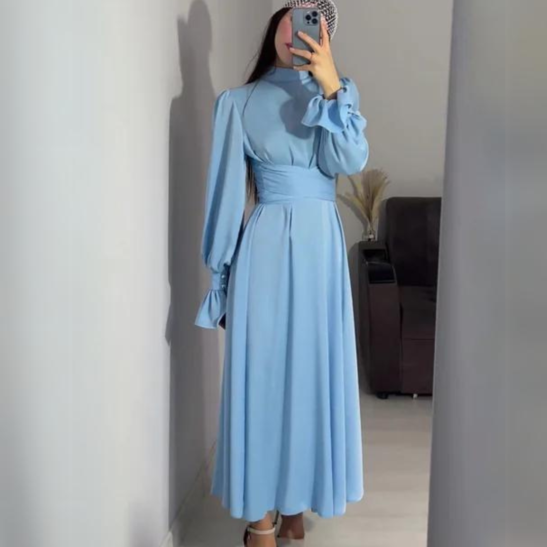 Stilla | Den bløde og silkeagtige kjole med lange ærmer