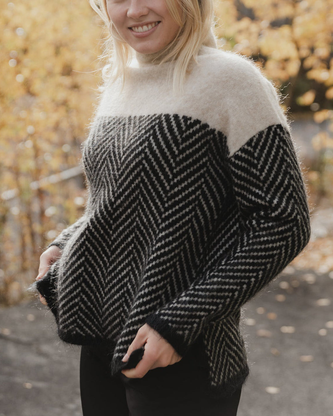 Stilla | Bluse I Kontrastfarvet Mesh Med Ståkrave