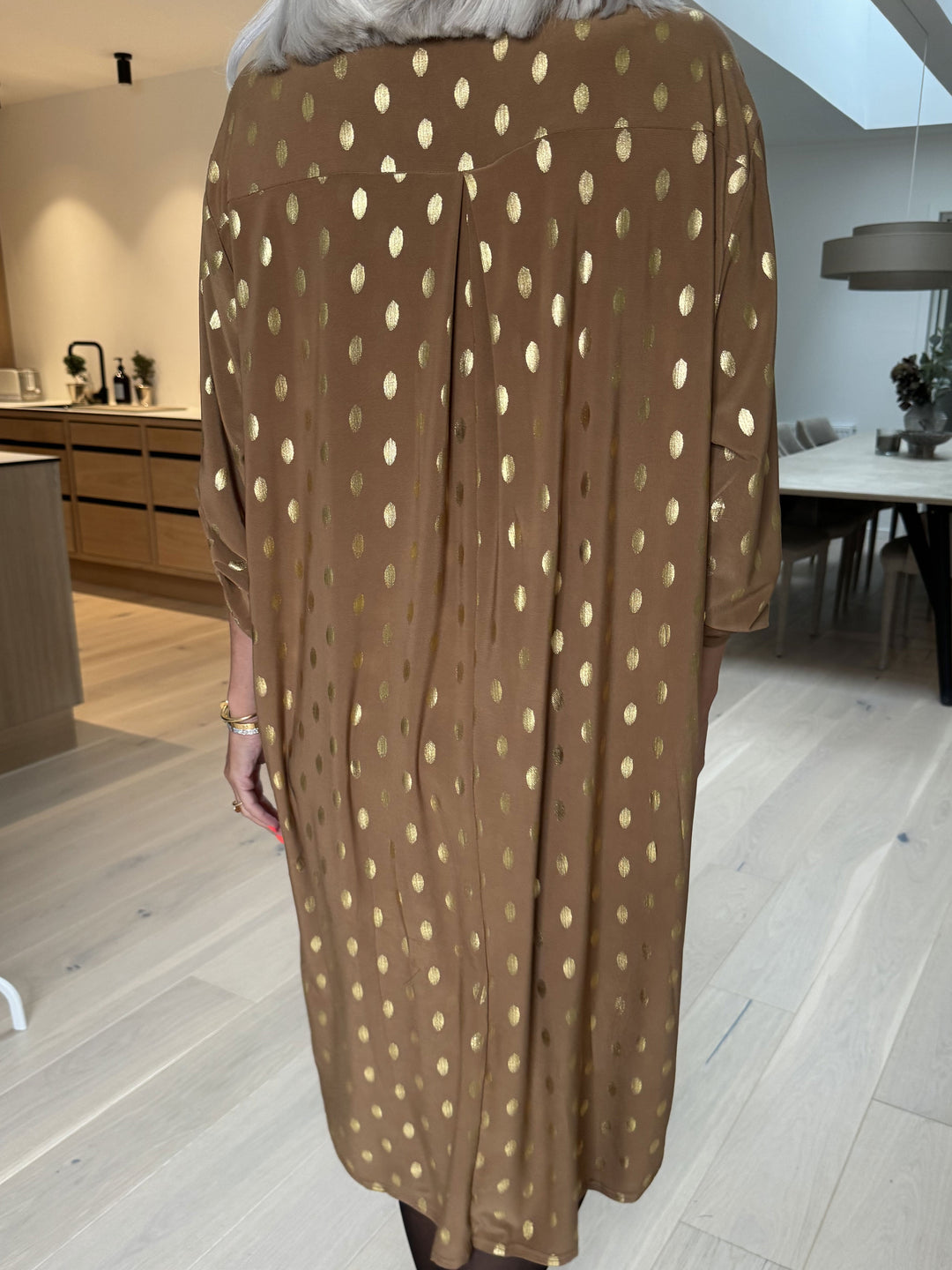 Stilla | Langt Elastisk Kjole Med Guldprint