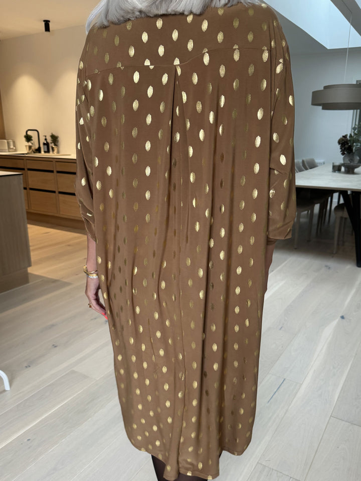 Stilla | Langt Elastisk Kjole Med Guldprint