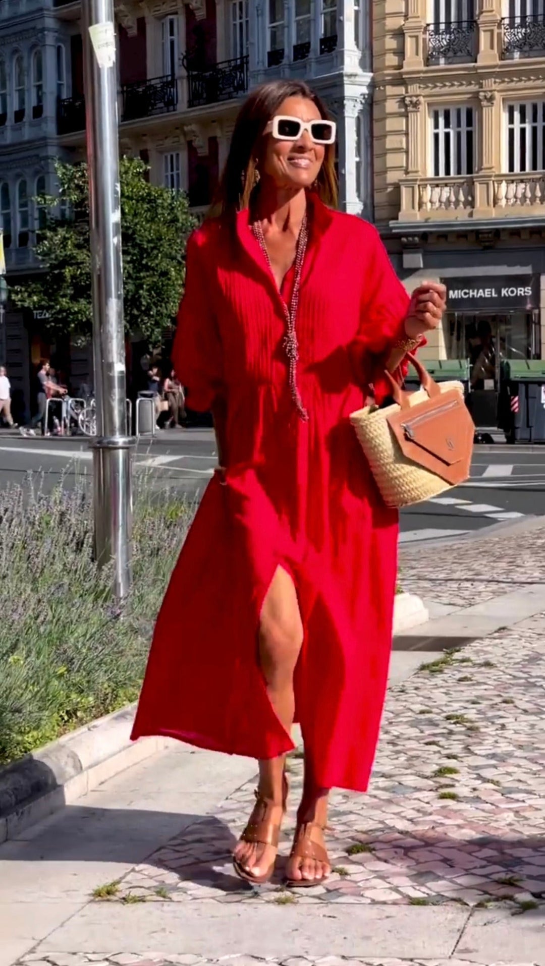 Stilla | Elegant Rød Sommerkjole Med Knapper