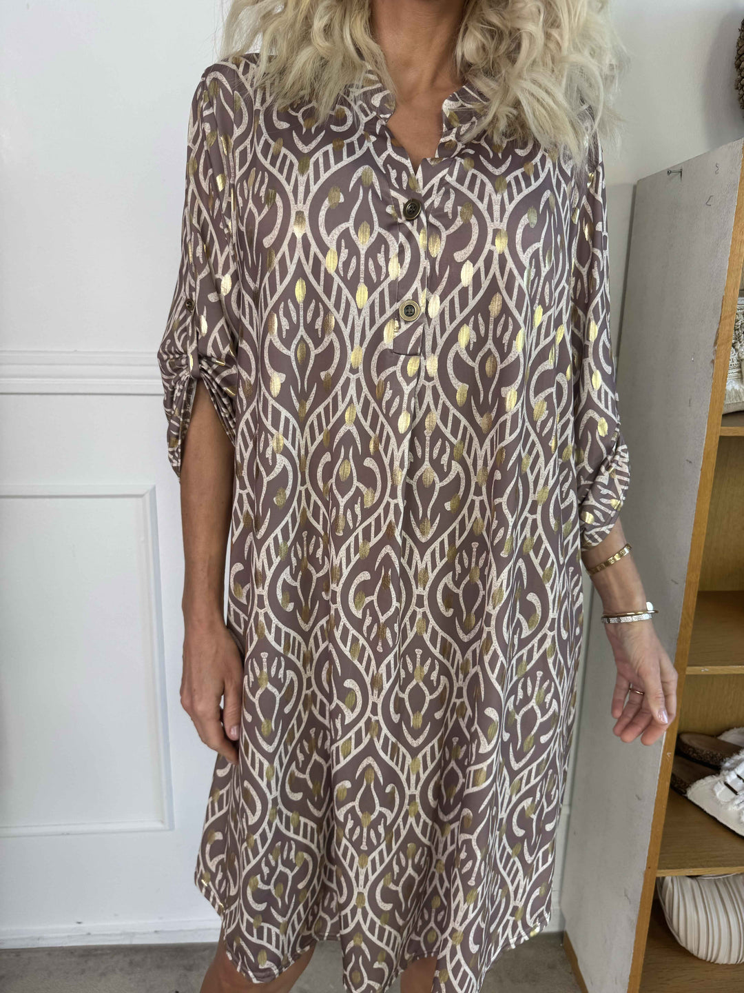 Stilla | Boho Maxikjole Med Gulddetaljer