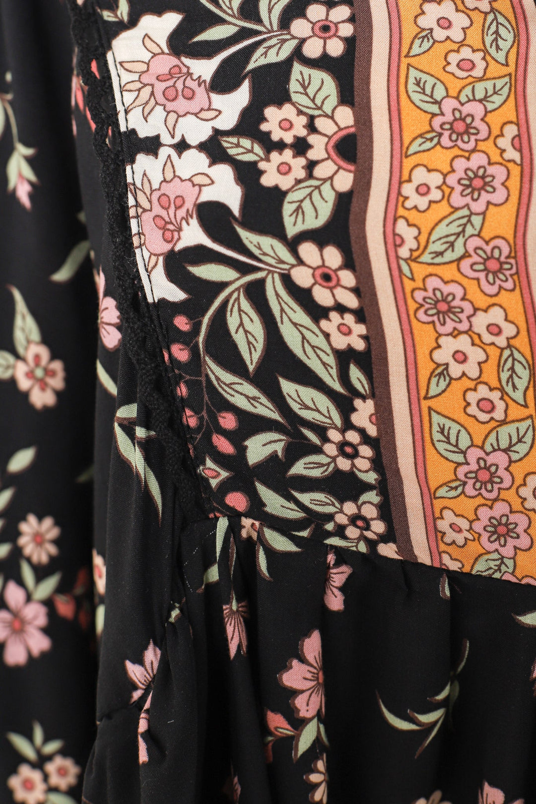 Stilla | Feminint Wrap Kjole Med Print