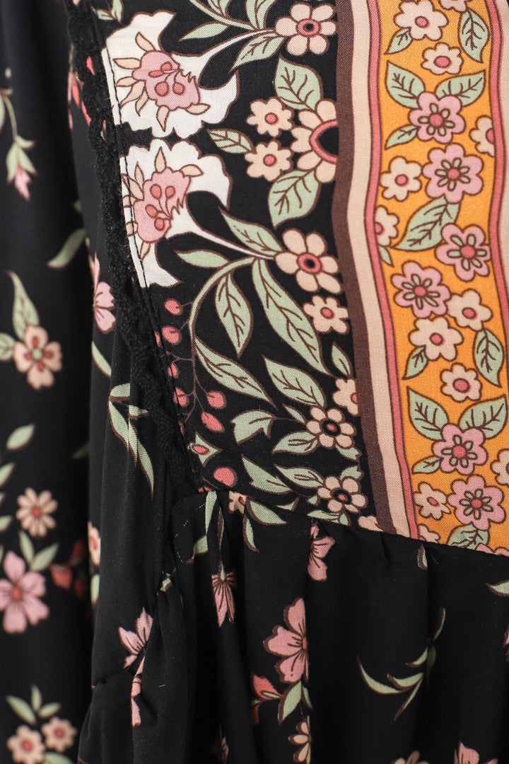Stilla | Feminint Wrap Kjole Med Print