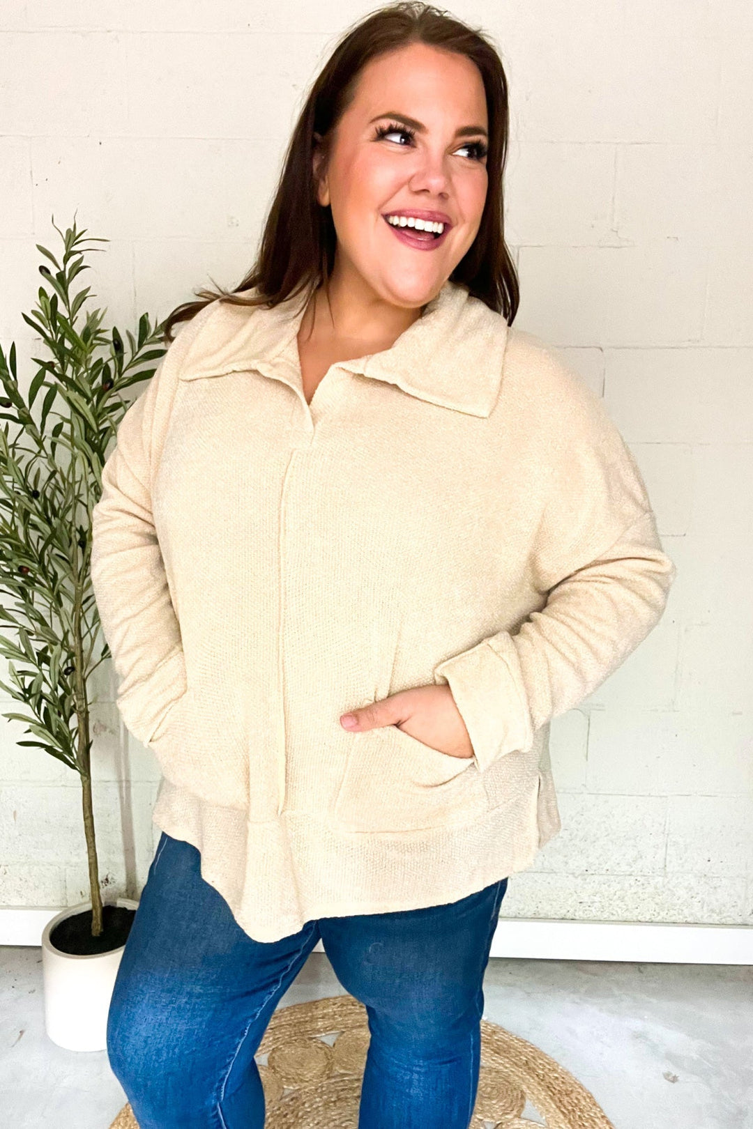 Stilla | Pullover i Let Strik i Havrefarvet Med Indhugget Udsnit og Oversize Krave