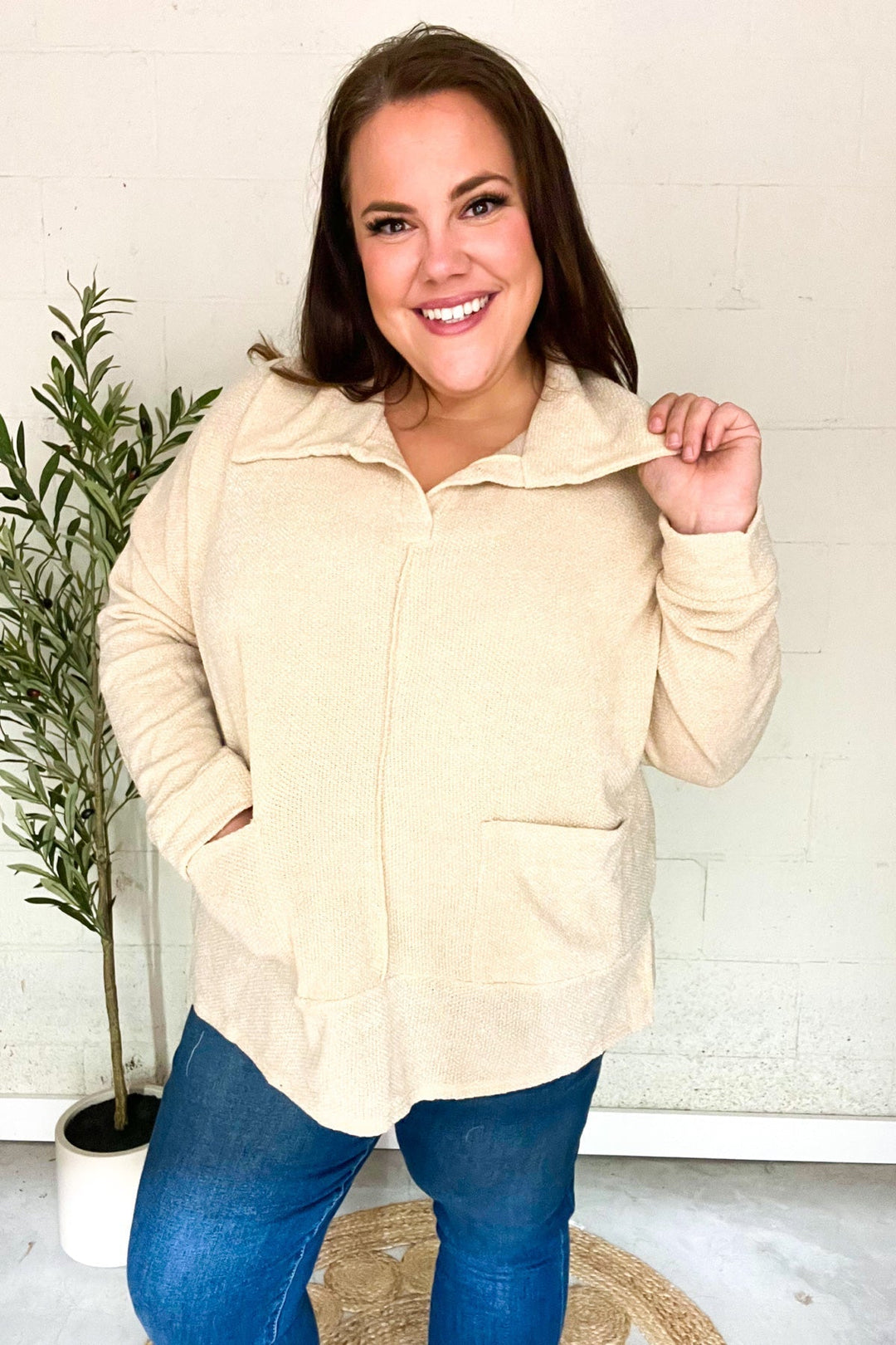 Stilla | Pullover i Let Strik i Havrefarvet Med Indhugget Udsnit og Oversize Krave