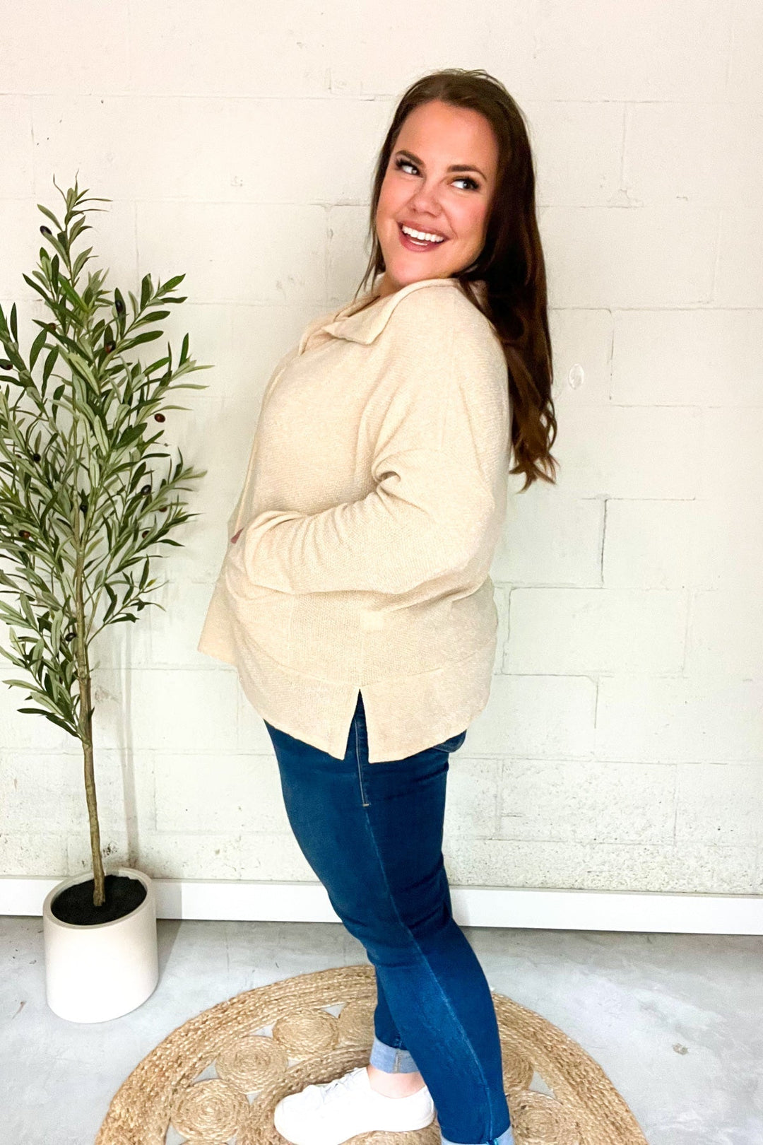 Stilla | Pullover i Let Strik i Havrefarvet Med Indhugget Udsnit og Oversize Krave