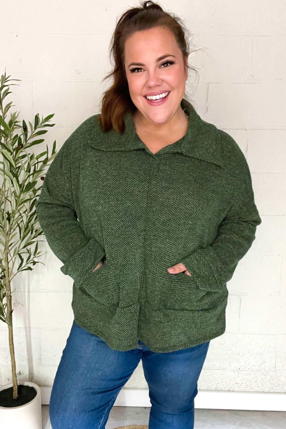 Stilla | Pullover i Struktureret Strik i Olivgrøn Med Criss Cross Udsnit og Oversize Krave