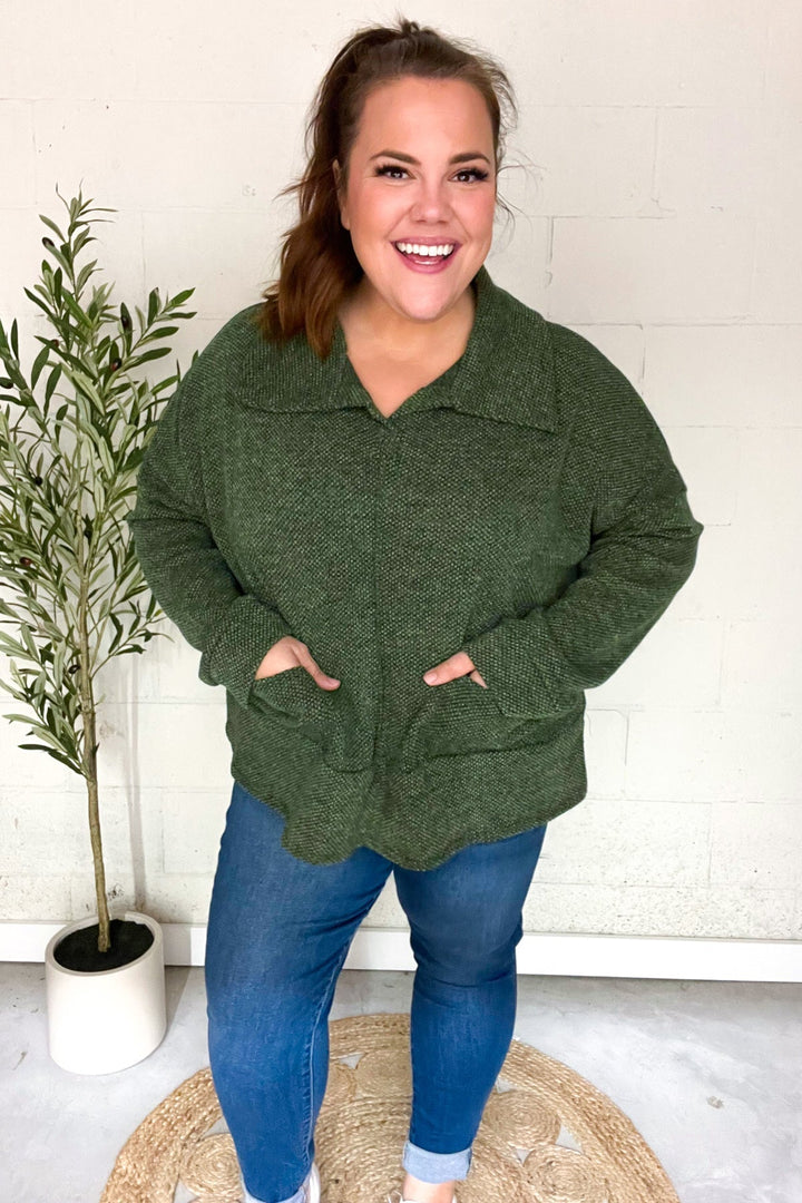 Stilla | Pullover i Struktureret Strik i Olivgrøn Med Criss Cross Udsnit og Oversize Krave
