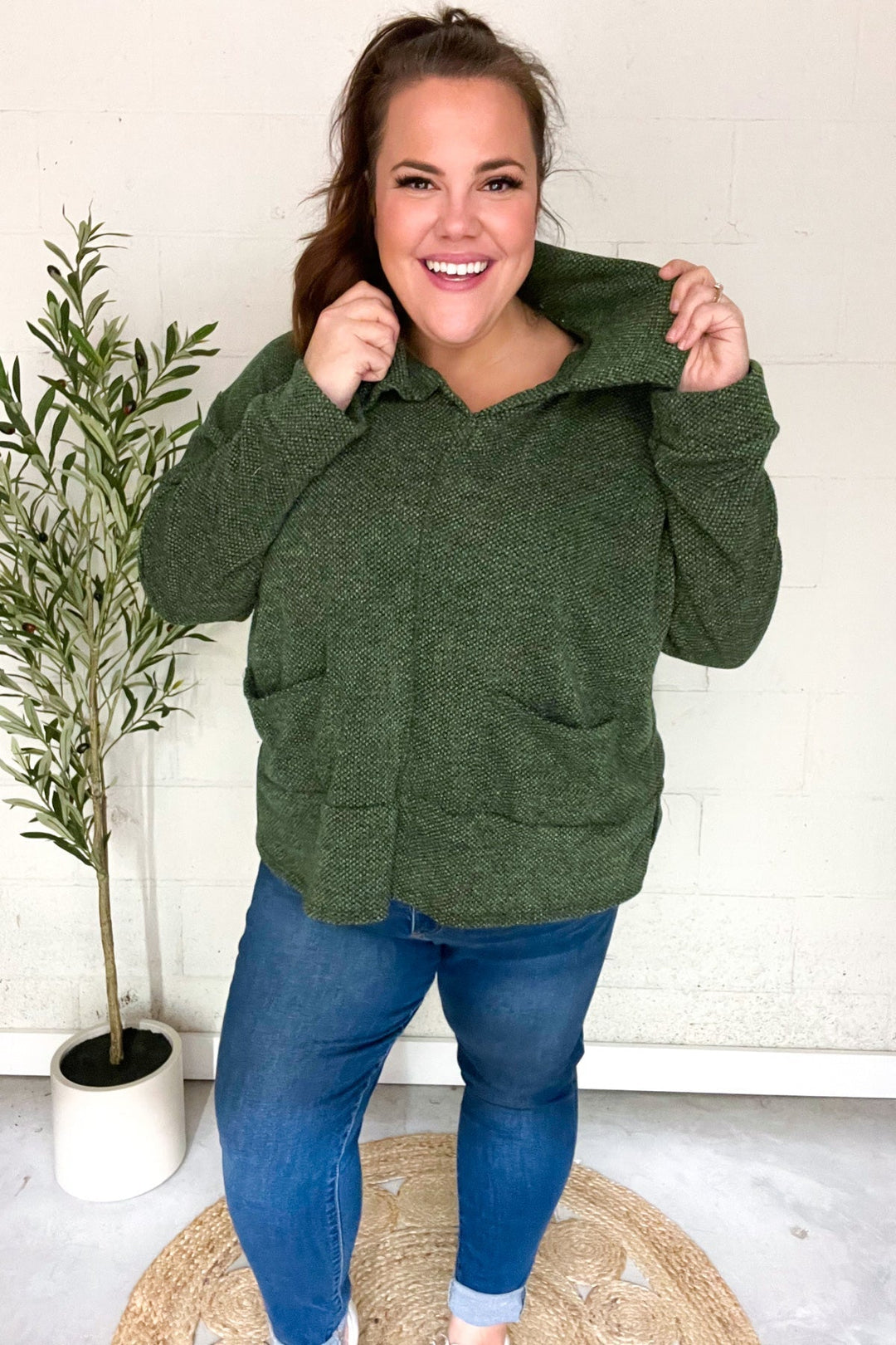 Stilla | Pullover i Struktureret Strik i Olivgrøn Med Criss Cross Udsnit og Oversize Krave