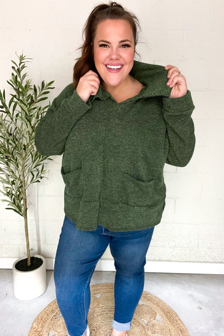 Stilla | Pullover i Struktureret Strik i Olivgrøn Med Criss Cross Udsnit og Oversize Krave