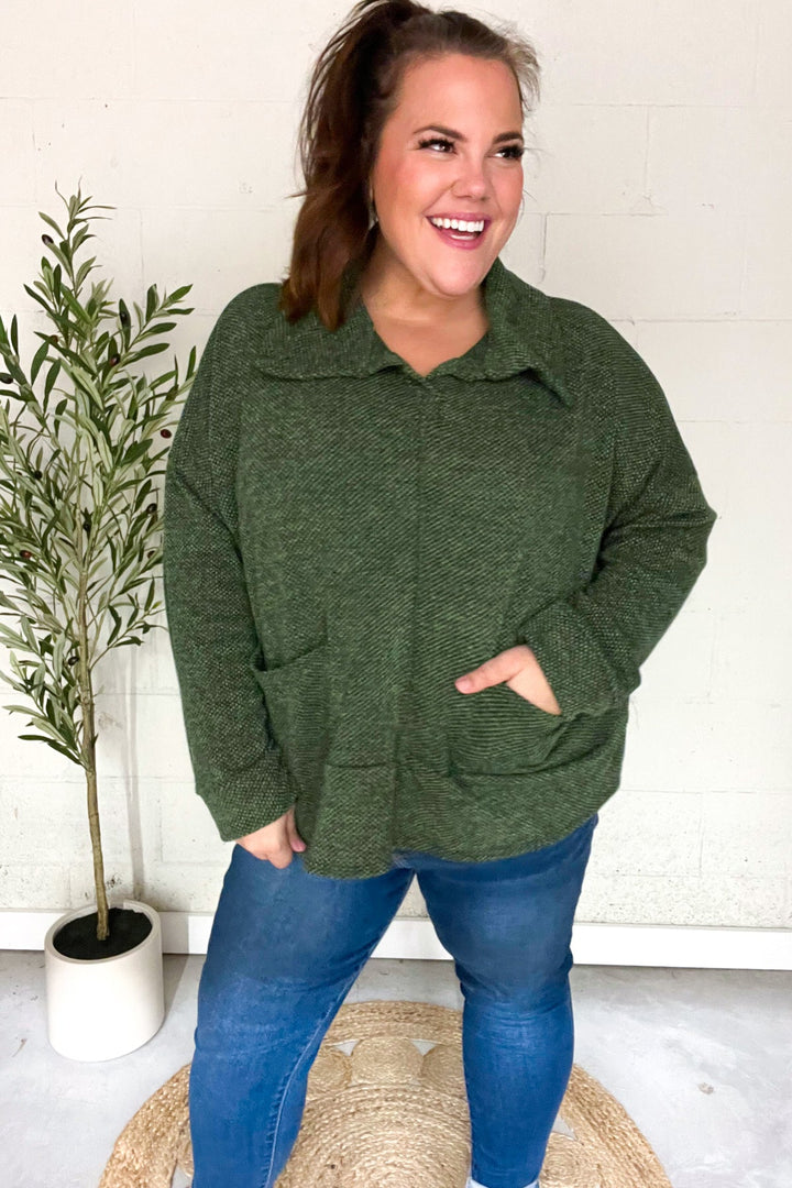 Stilla | Pullover i Struktureret Strik i Olivgrøn Med Criss Cross Udsnit og Oversize Krave