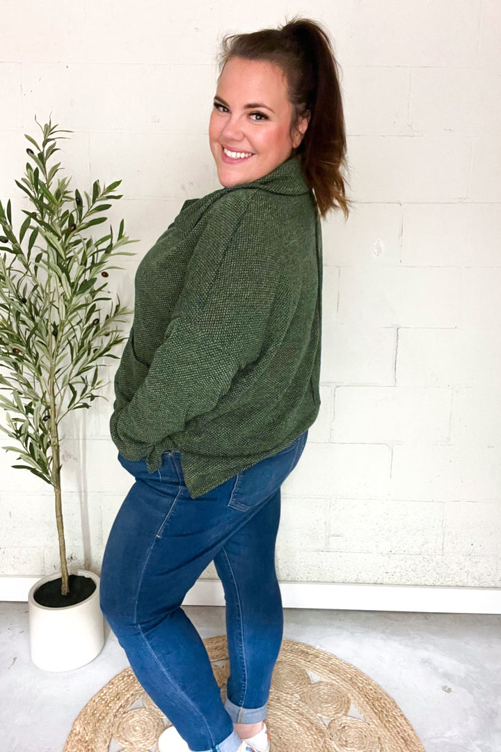 Stilla | Pullover i Struktureret Strik i Olivgrøn Med Criss Cross Udsnit og Oversize Krave