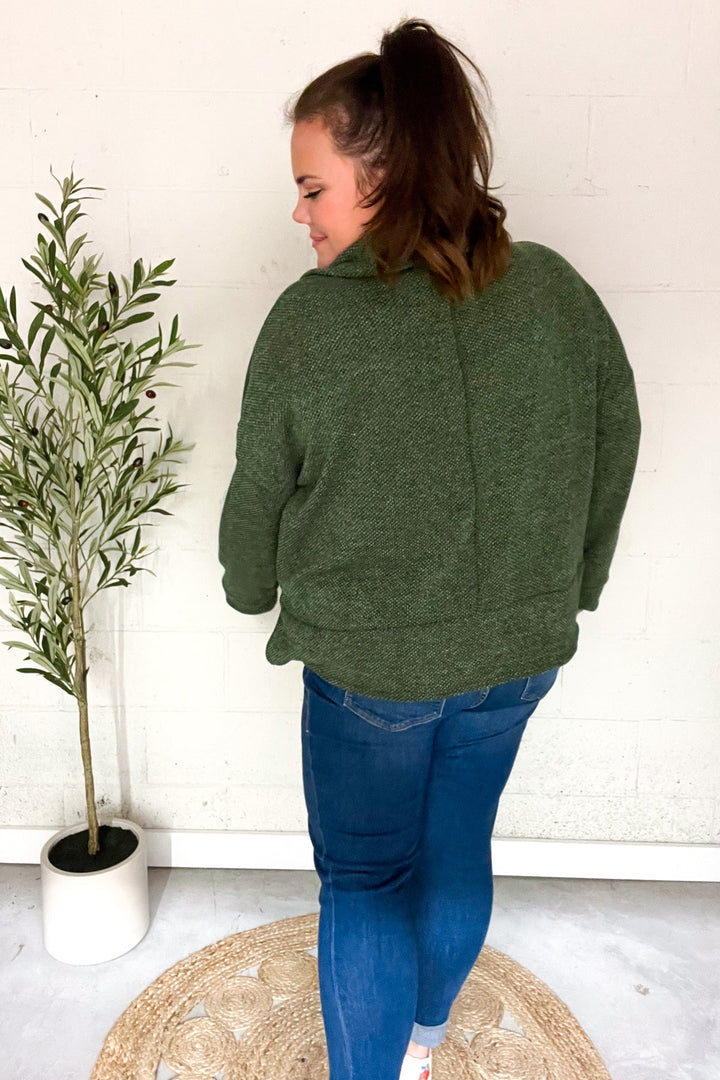Stilla | Pullover i Struktureret Strik i Olivgrøn Med Criss Cross Udsnit og Oversize Krave