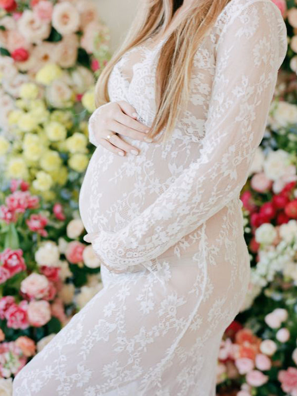 Stilla | Elegante Lang Premaman Kjole Med Lange Ærmer Og Dyb Blondeudskæring