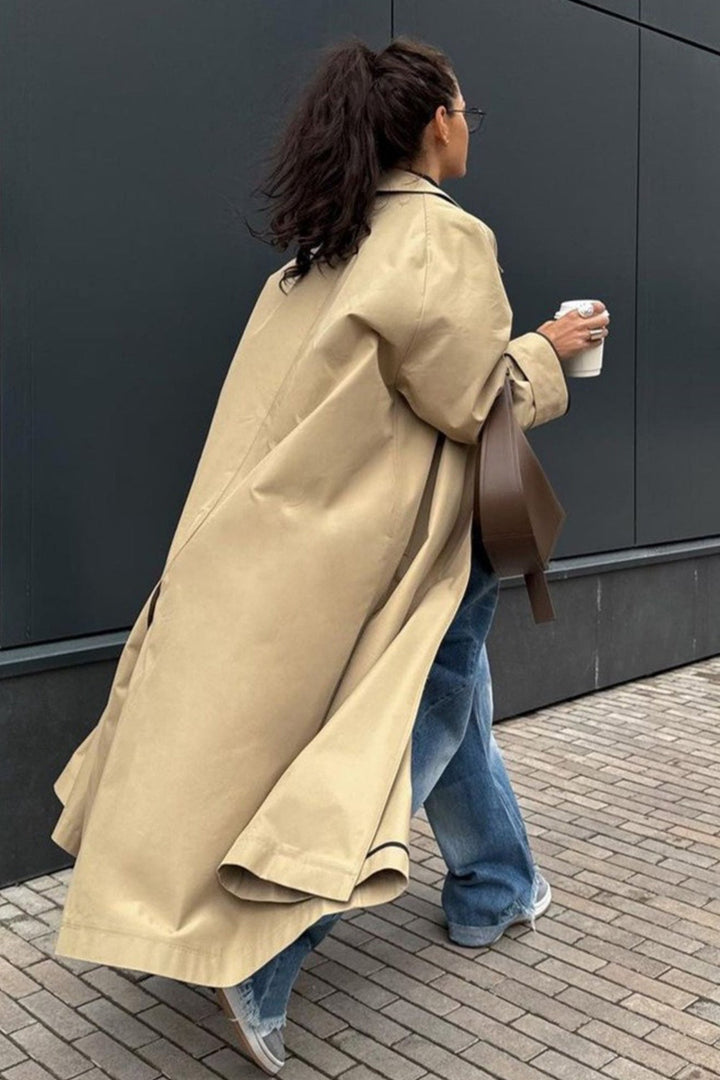 Stilla | Trenchcoat i bomuld med enkel knaplukning og revers