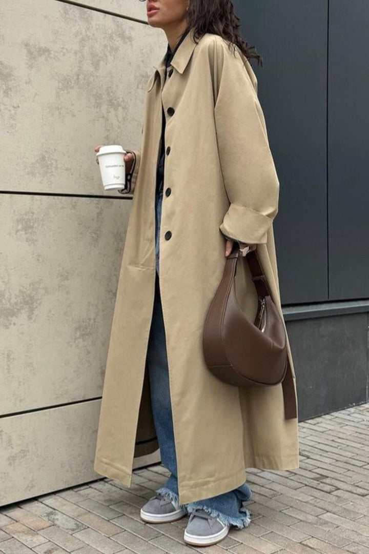 Stilla | Trenchcoat i bomuld med enkel knaplukning og revers
