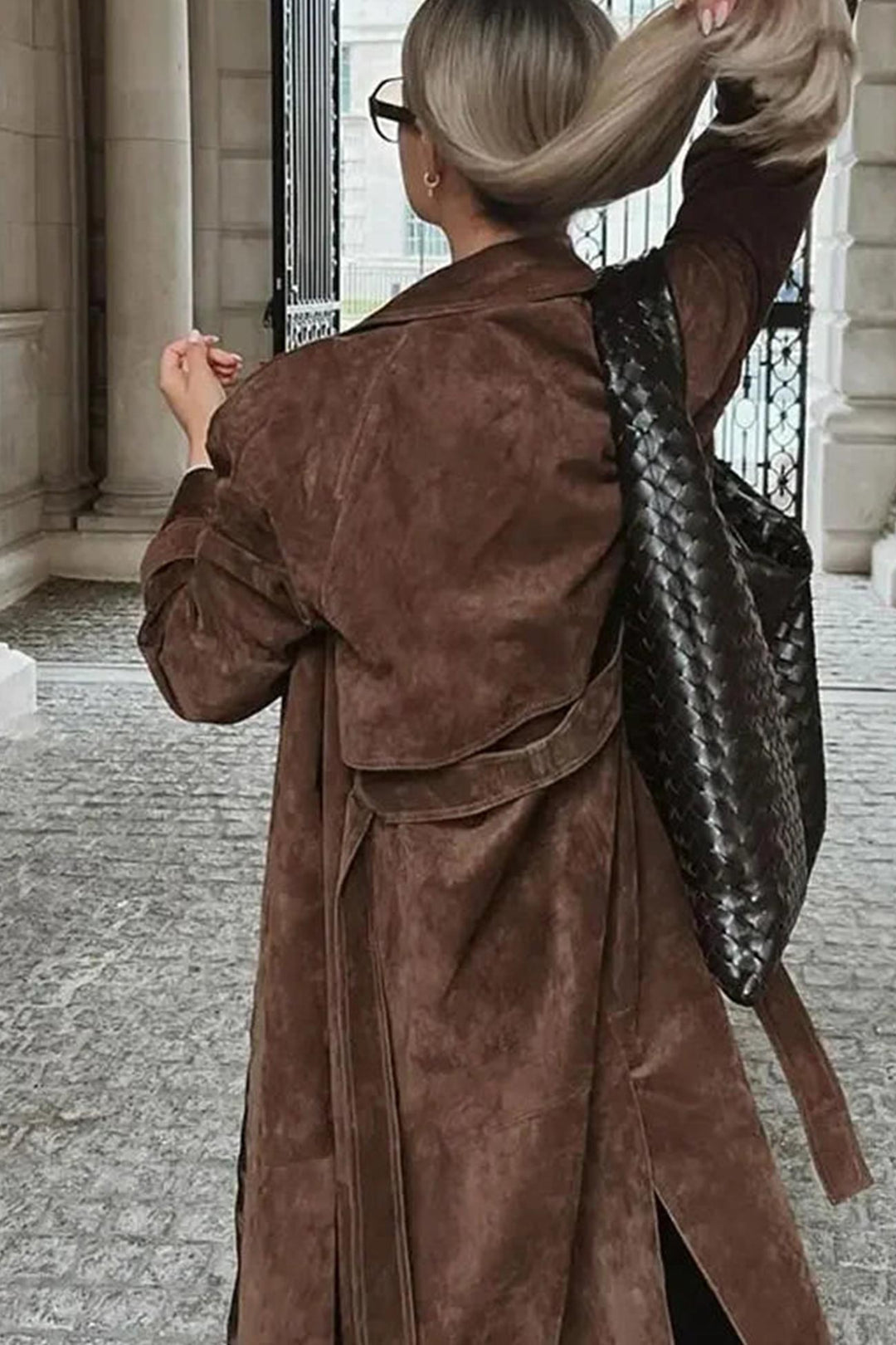 Stilla | Lang Suede Trenchcoat Med Bindebælte og Revers