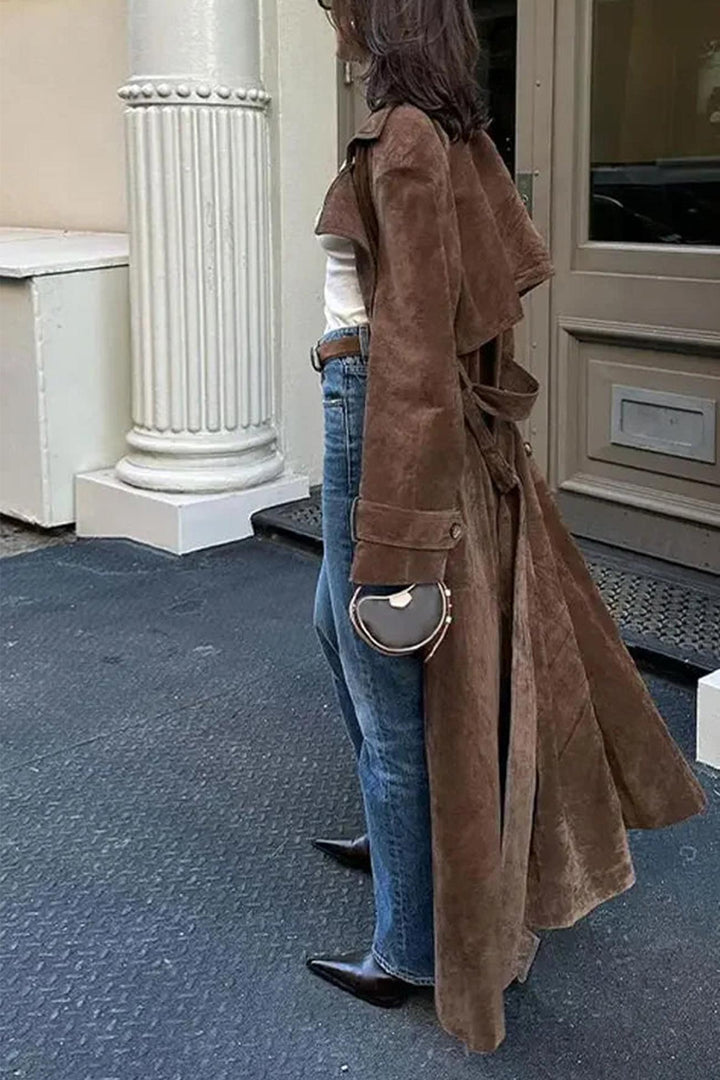 Stilla | Lang Suede Trenchcoat Med Bindebælte og Revers
