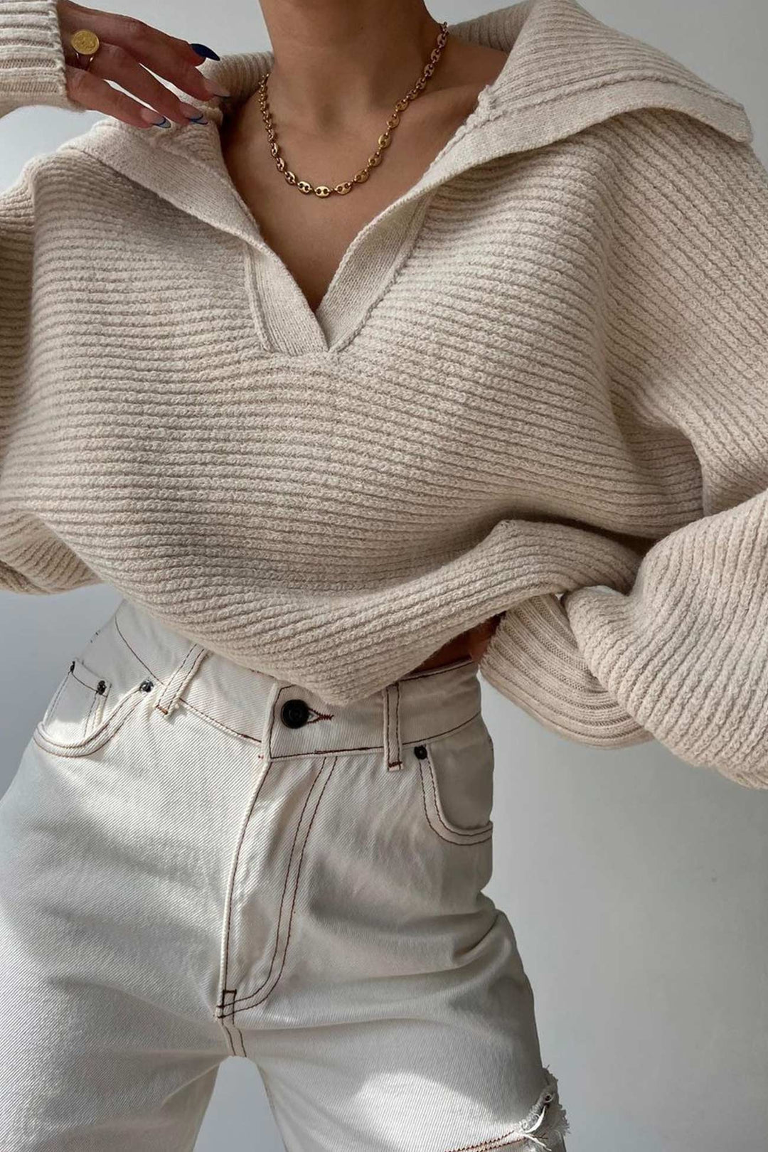 Stilla | Pullover med V-udskæring og puffærmer