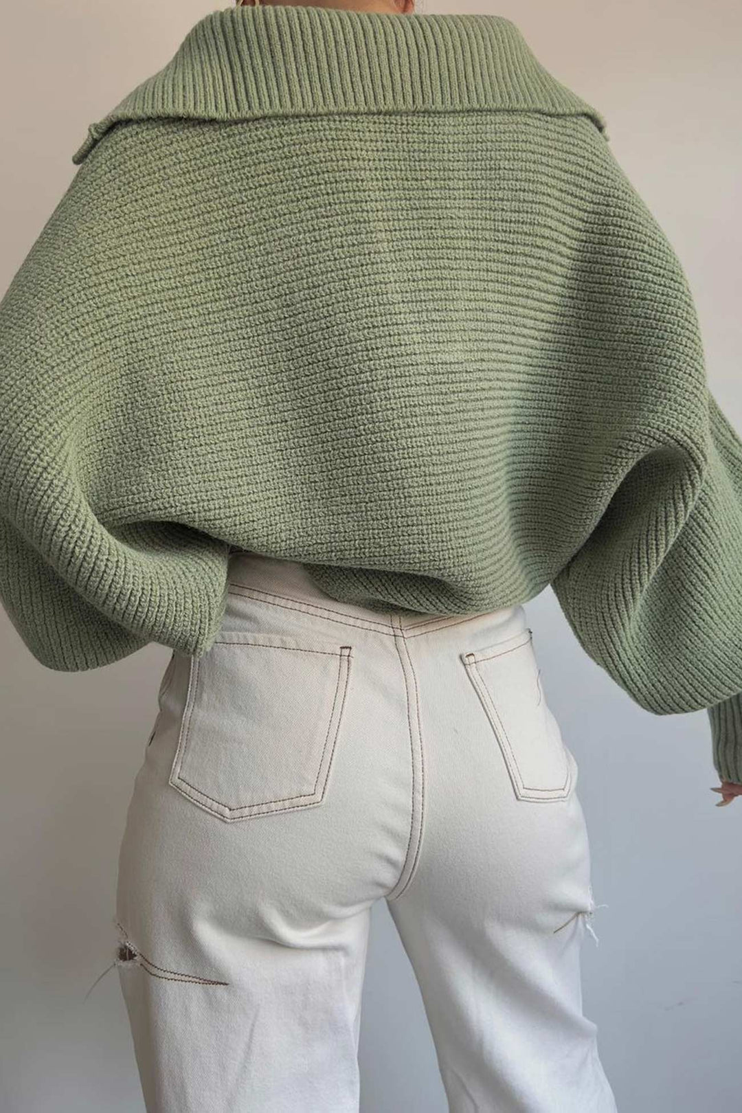 Stilla | Pullover med V-udskæring og puffærmer