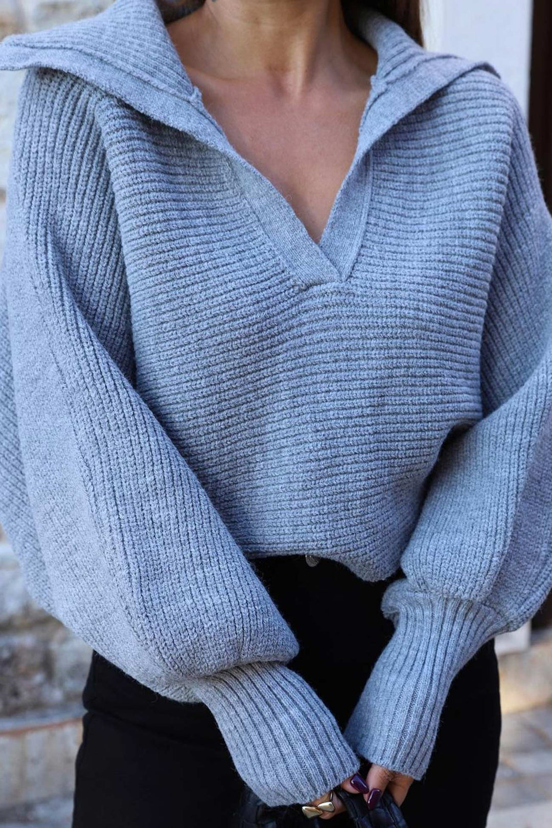 Stilla | Pullover med V-udskæring og puffærmer