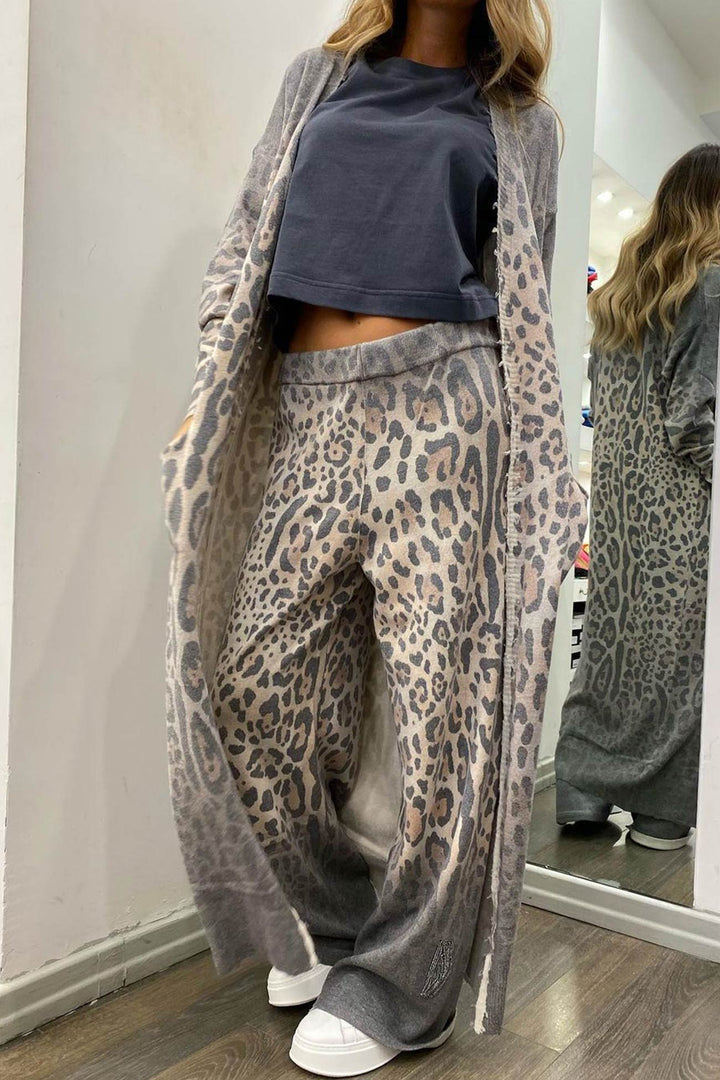 Stilla | Langærmet Strikjakke med Leopardmønster, To-delt Buksedragt