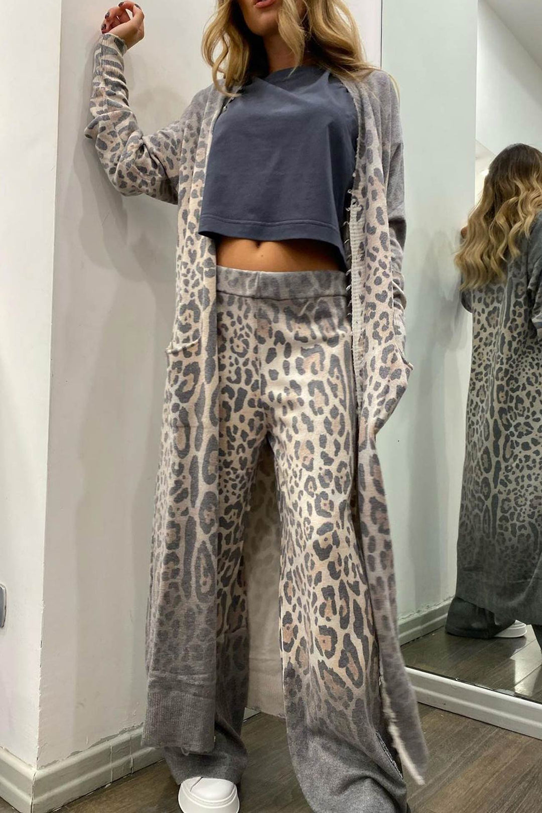 Stilla | Langærmet Strikjakke med Leopardmønster, To-delt Buksedragt