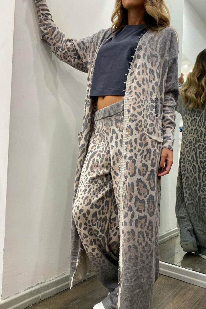 Stilla | Langærmet Strikjakke med Leopardmønster, To-delt Buksedragt