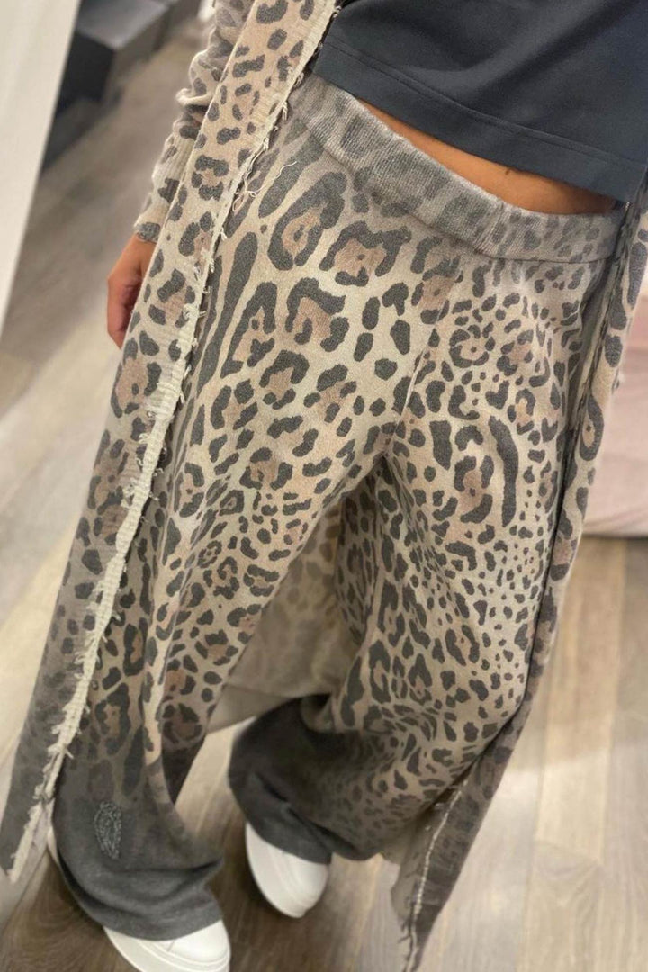 Stilla | Langærmet Strikjakke med Leopardmønster, To-delt Buksedragt