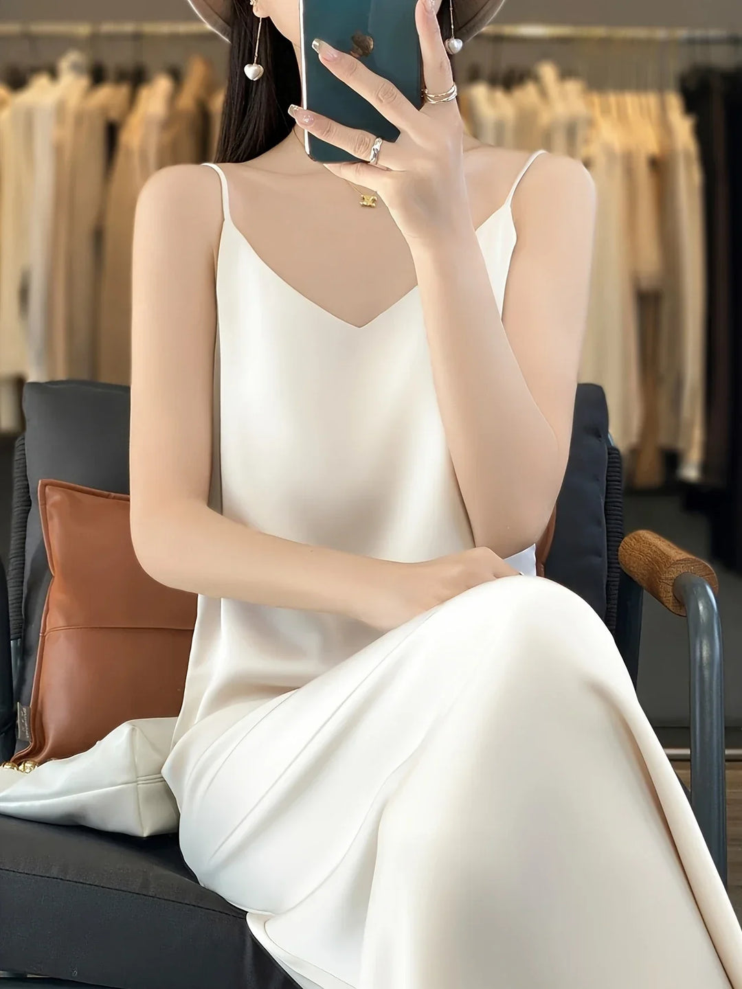 Stilla | Elegant Satin Midi Kjole Ærmeløs, V-Hals, Glat Stof, Perfekt Til Fest Og Aften