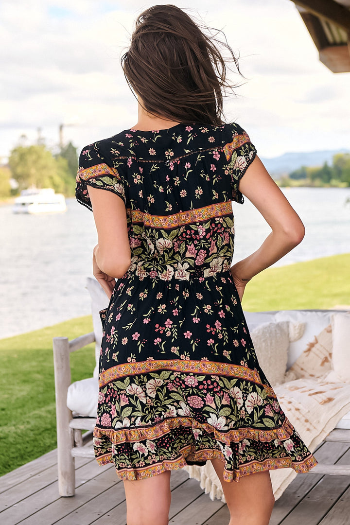 Stilla | Feminint Wrap Kjole Med Print