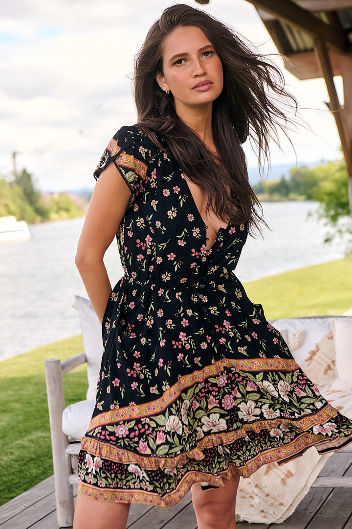 Stilla | Feminint Wrap Kjole Med Print