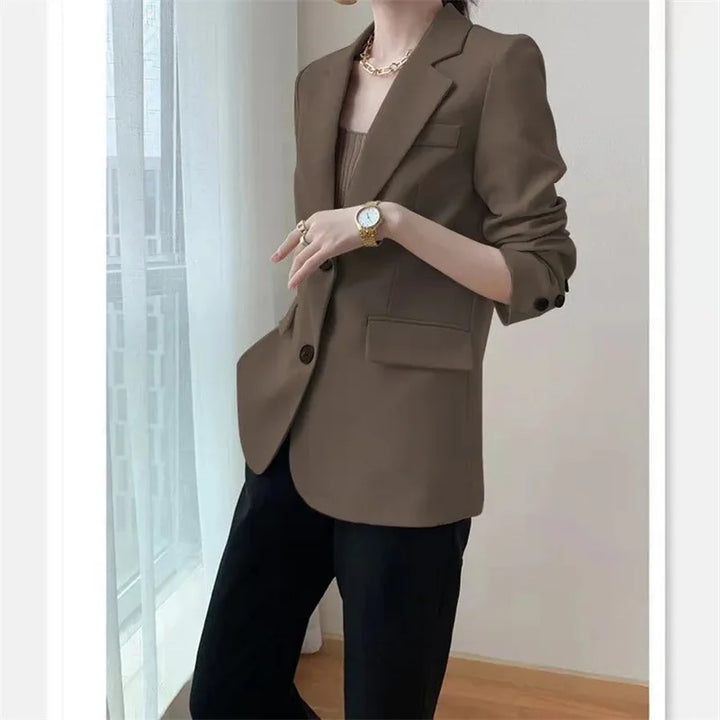 Stilla | Dame Blazer Slim Fit Med Enkel Knaplukning Til Casual og Kontoroutfits
