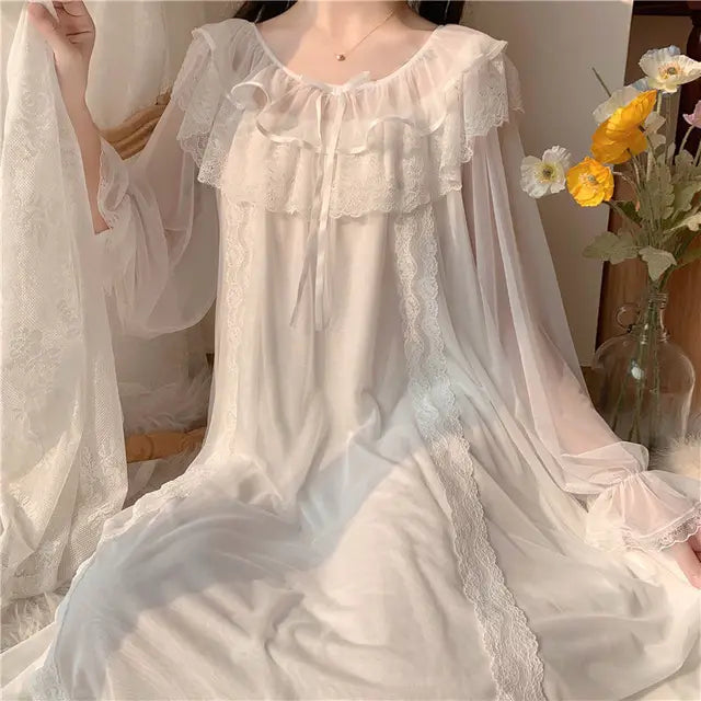Stilla | Nattkjole i blomster-lace sommer