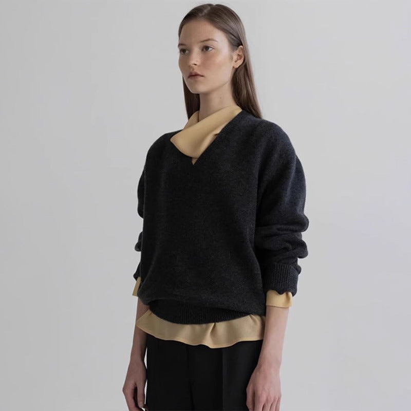 Kvinders afslappede V-hals sweater lavet af blødt materiale Stilla
