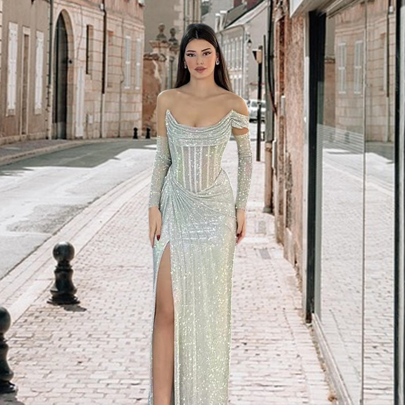 Dame elegante aftenkjole med glitrende dekorativ detalje og draperet nederdel Skovae