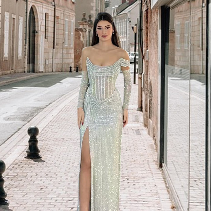Dame elegante aftenkjole med glitrende dekorativ detalje og draperet nederdel Skovae